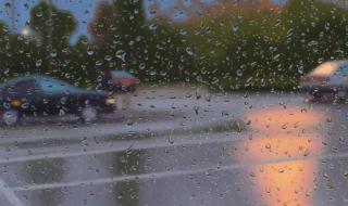 外面下着雨